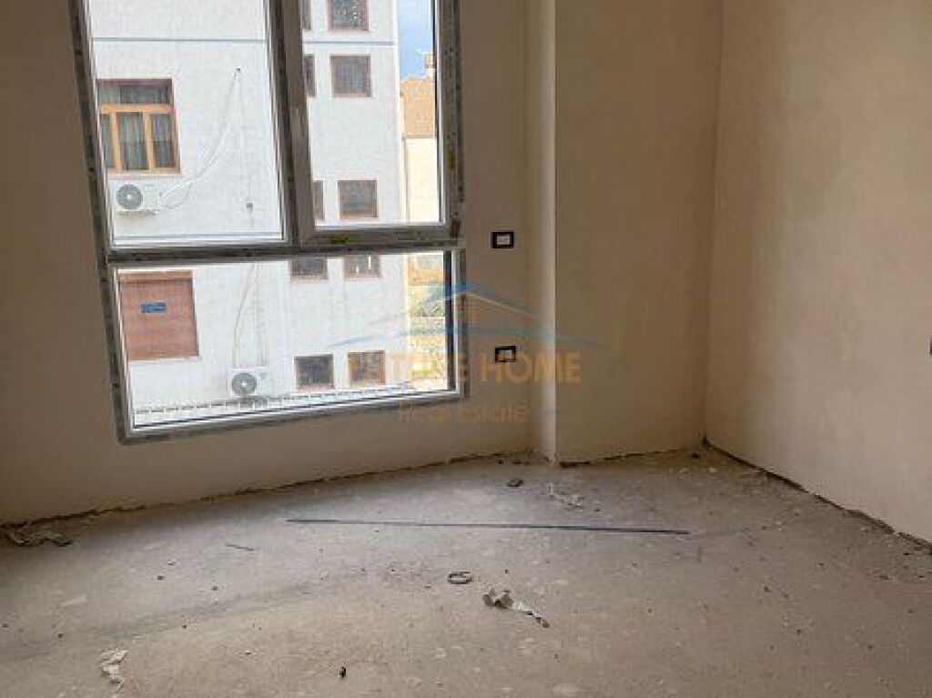 In vendita, Appartamento 2+1+2, vicino al Campo di Alidemi, Tirana, Tirana.