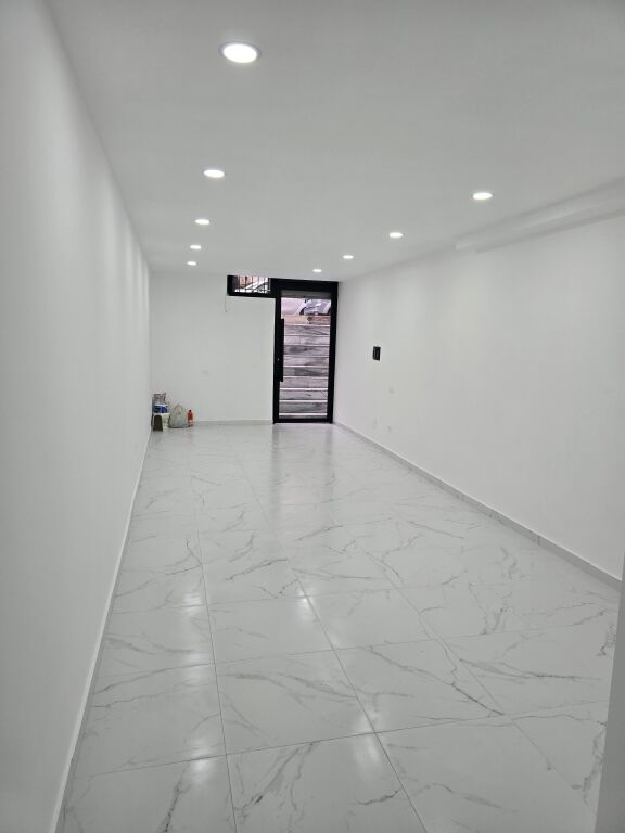 Okazion,dyqan te ish nisheraku,48 m2,95 mije euro