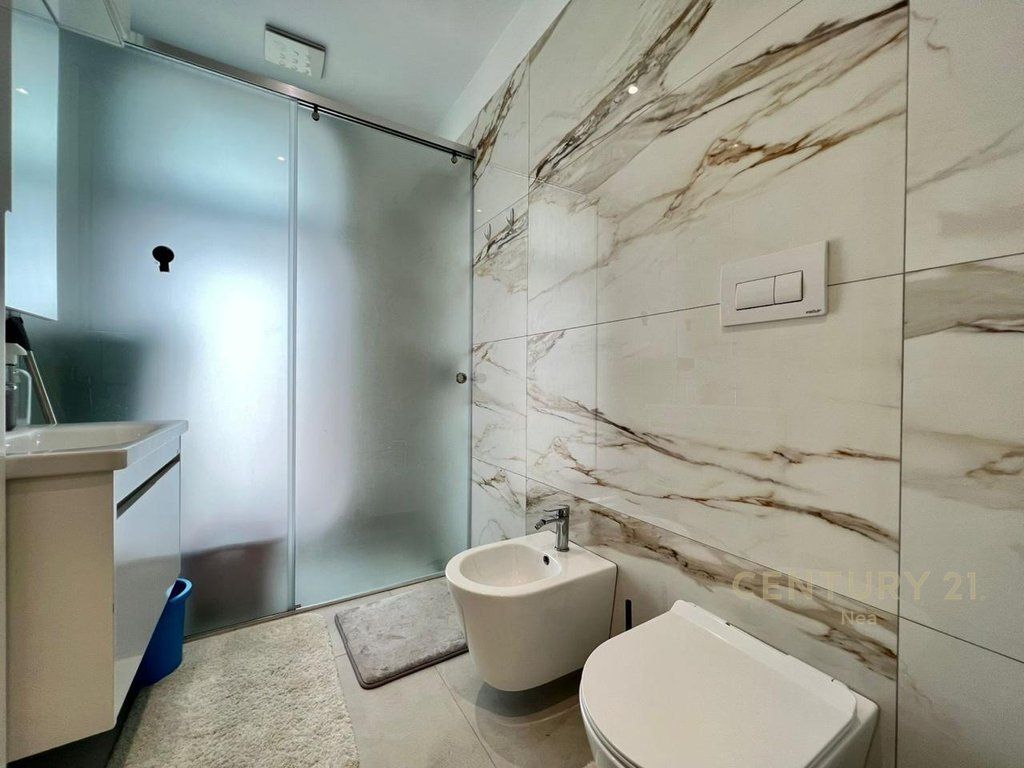 Jepet me qira apartament 3+1+2 në një nga rezidencat më të reja në zonën e Lundrës, pranë TEG