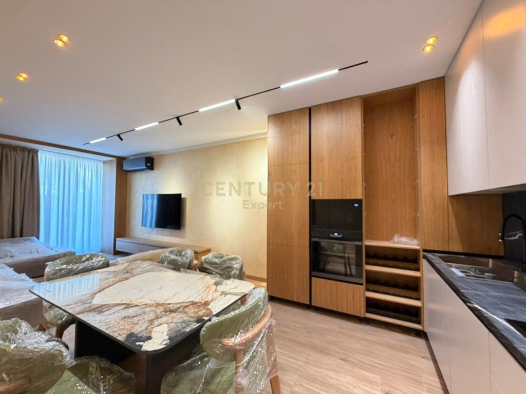 Affittasi appartamento 2+1+2 con posto auto presso Golden Tower, in Via Mine Peza, Tirana