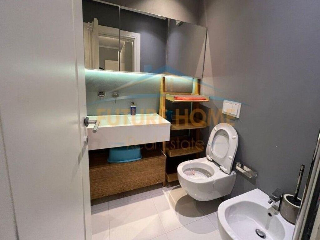 Shitet, Apartament 2+1+2, ish Parku i Autobuzave,Tiranë