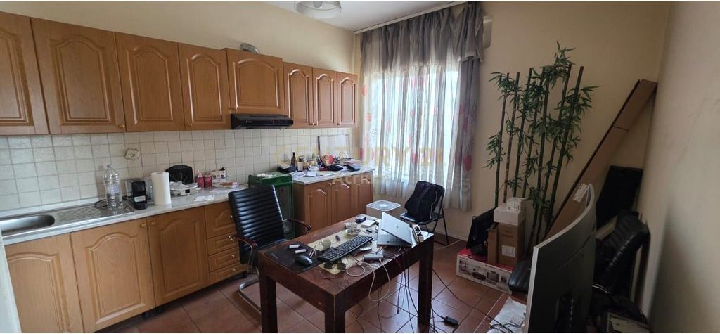 AMBIENT PER ZYRA ME QERA TEK RRUGA E ELBASANIT