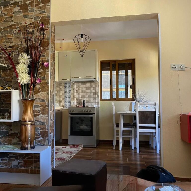 SHITET APARTAMENT 1+1 I KONVERTUAR NE 2+1- KAMËZ, PRANË BIG MARKET Vendndodhja: Kamëz, pranë Big Market