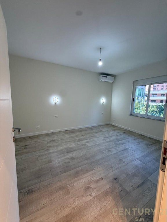 Apartament 3+1 Me Qira , Rruga Barrikadave