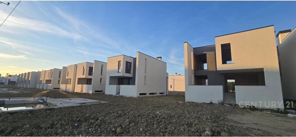 VILE 3-KATESHE ME PISHINE TE TURQUOISE MARINA, GJIRI I LALEZIT!