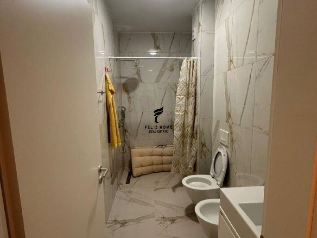 APARTAMENT ME QERA 2+1+2 PAZARI I RI 1.000 EURO FH-67779