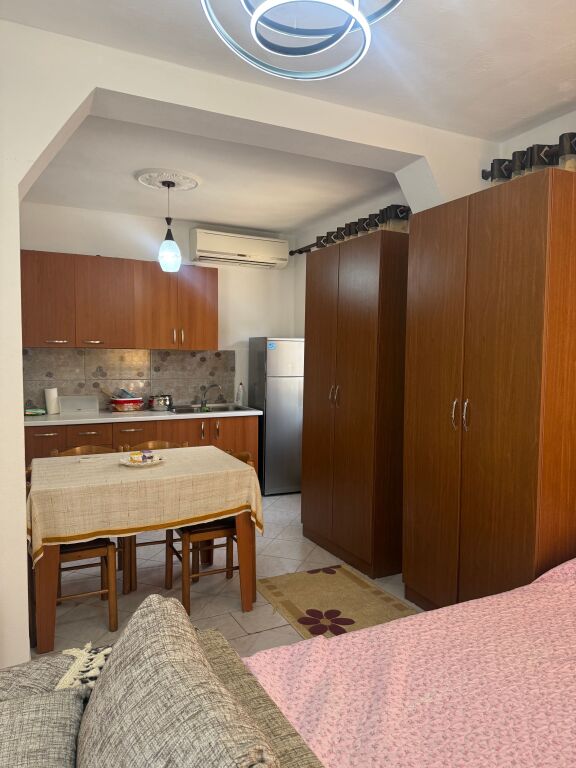 Studio apartment for rent in Komuna e Parisit!
