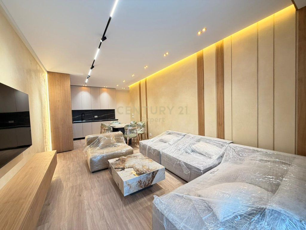 Affittasi appartamento 2+1+2 con posto auto presso Golden Tower, in Via Mine Peza, Tirana