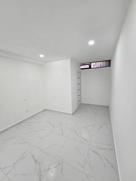 Okazion,dyqan te ish nisheraku,48 m2,95 mije euro