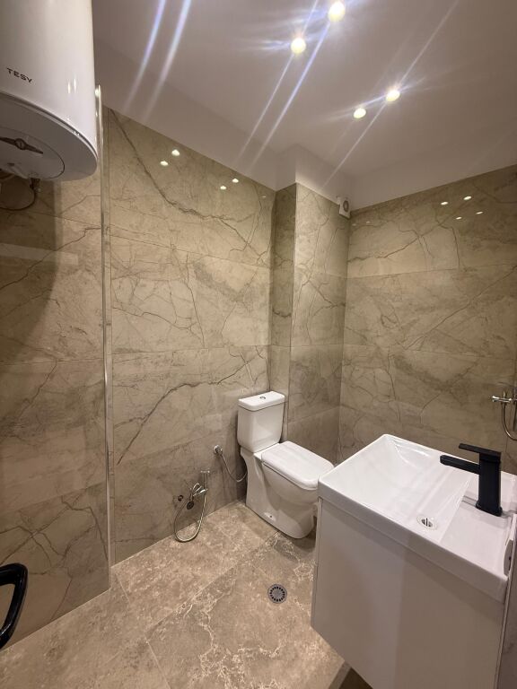 Shitet apartament 1+1 tek Vila L