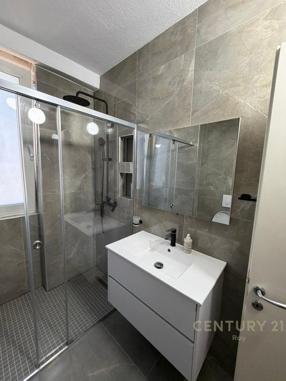 JEPET APARTAMENT 3+1+2 ME QERA NE VOLLGA , DURRES !