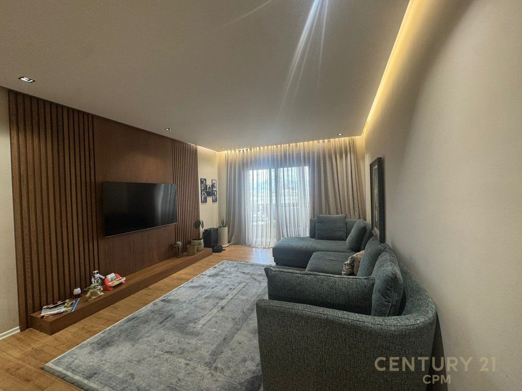 Shitet apartament 2+1+2 në fillim të Kodrës së Diellit,