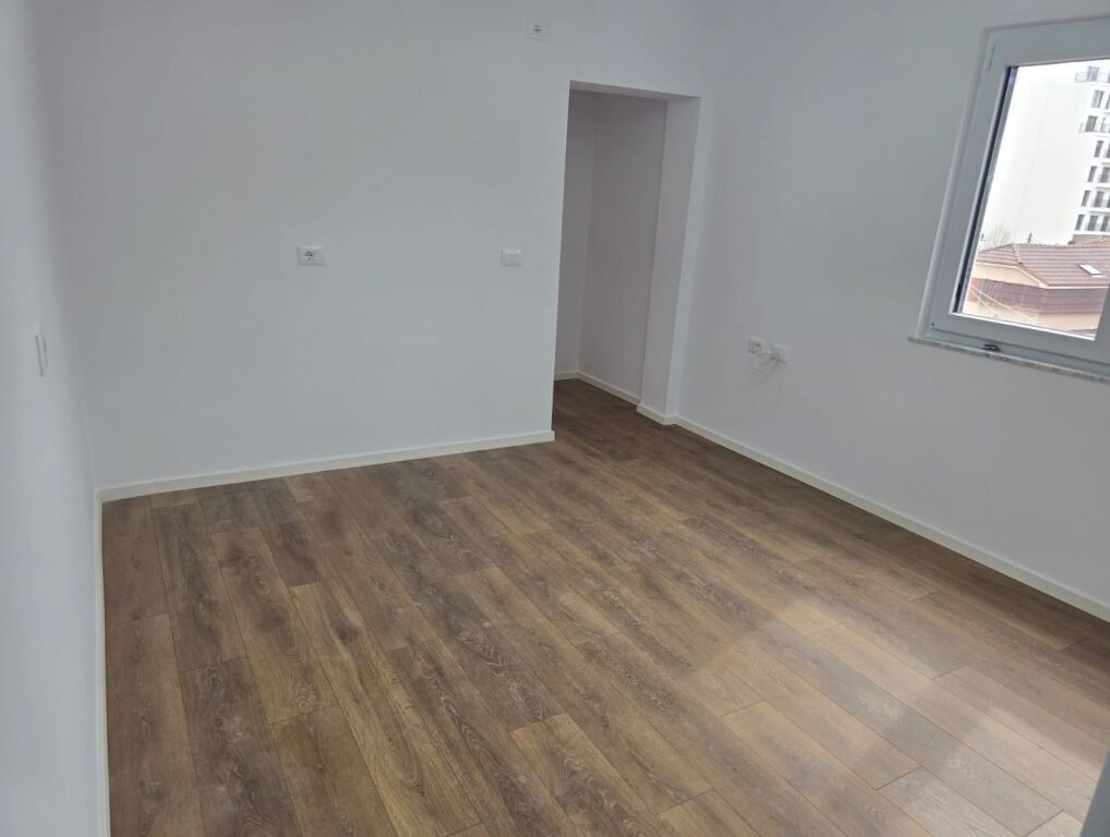 Shitet Apartament 1+1 tek Shkolla e Kuq