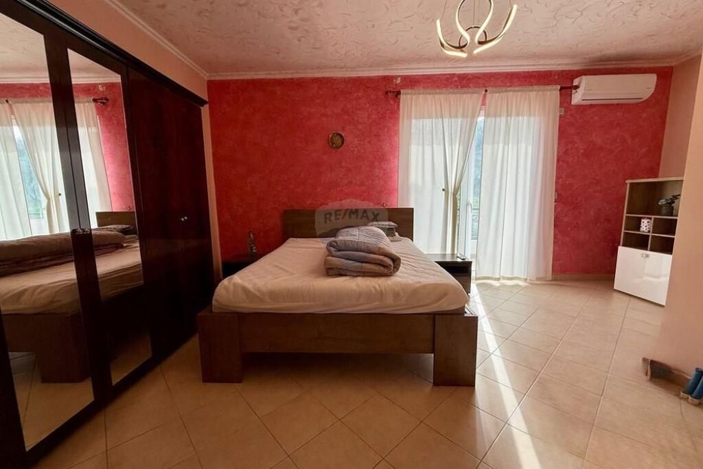 3-storey villa for sale in Sauk!