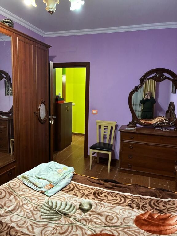 Jepet me qira 1+1 – 21 Dhjetori, Rruga Frosina Plaku  Apartament 1+1, 71 m², kati i parë banim në pallat me 2 ashensorë. 📍 Vendndodhje e mirë dhe e aksesueshme.  💶 Qira: 500 €/muaj ❗ Administrimi, dritat dhe uji paguhen veçmas.