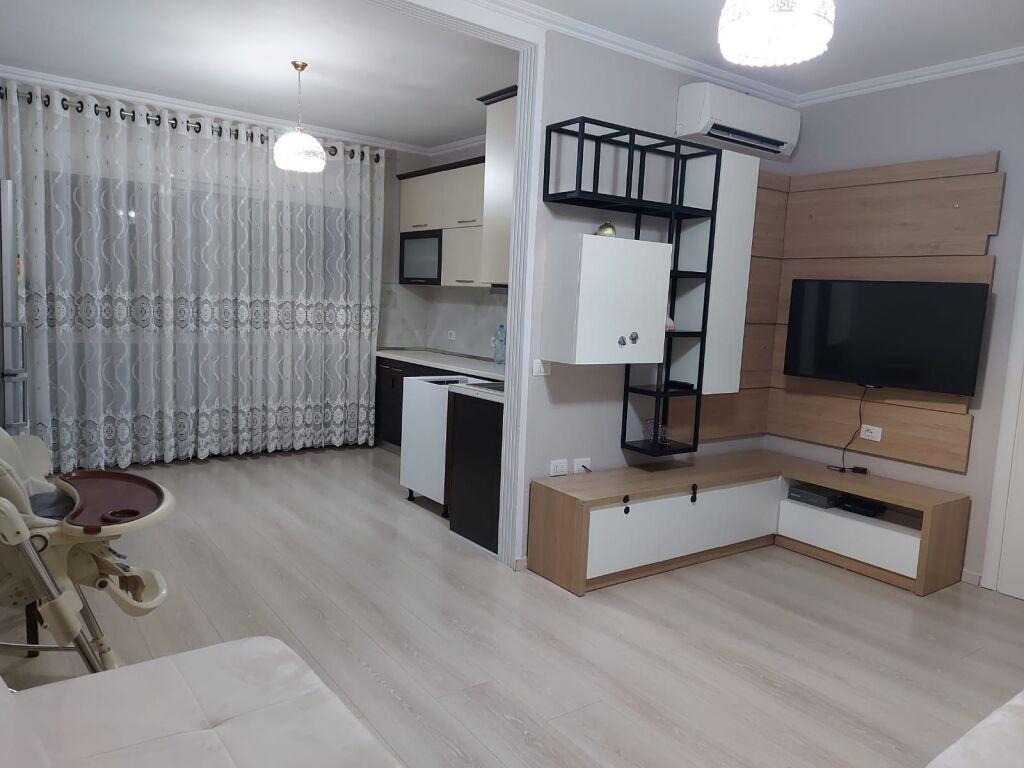 Shitet Apartament 2+1+2 tek Rruga 5 Maji – Pallatet Areela