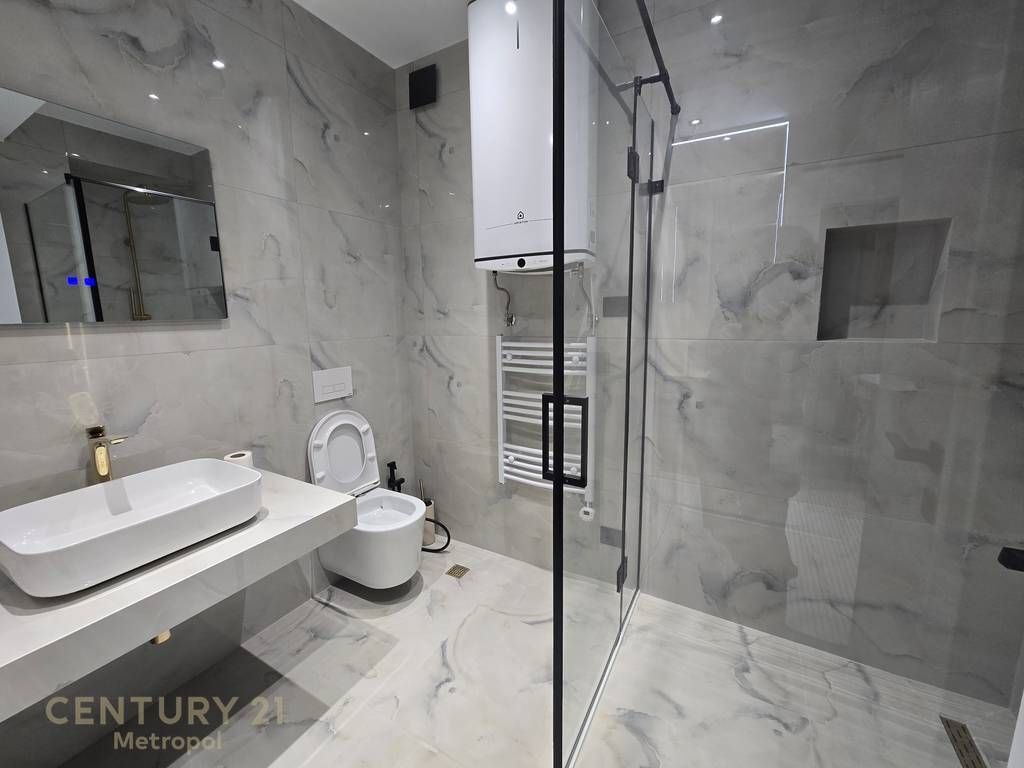 Affittiamo appartamento moderno 3+1+2 alla Residenza Kodra e Diellit!