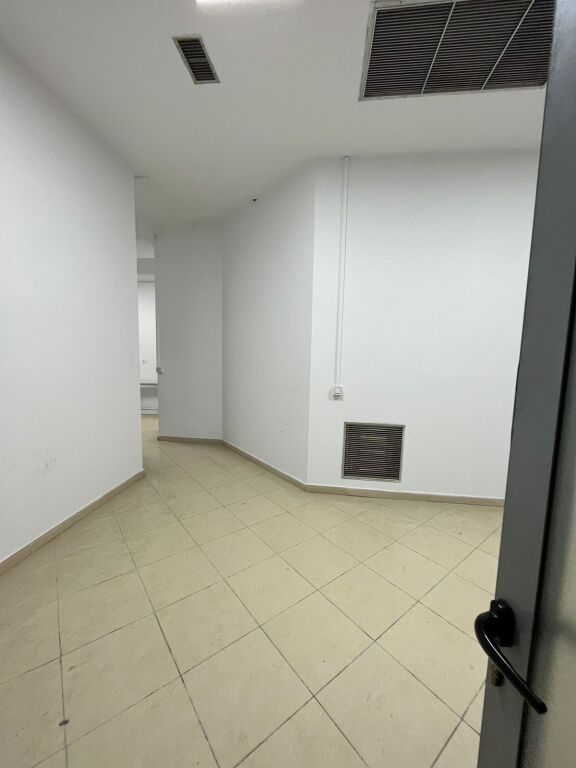 Jepet me Qira Ambient për Zyra / Klinika – Rruga e Kavajës