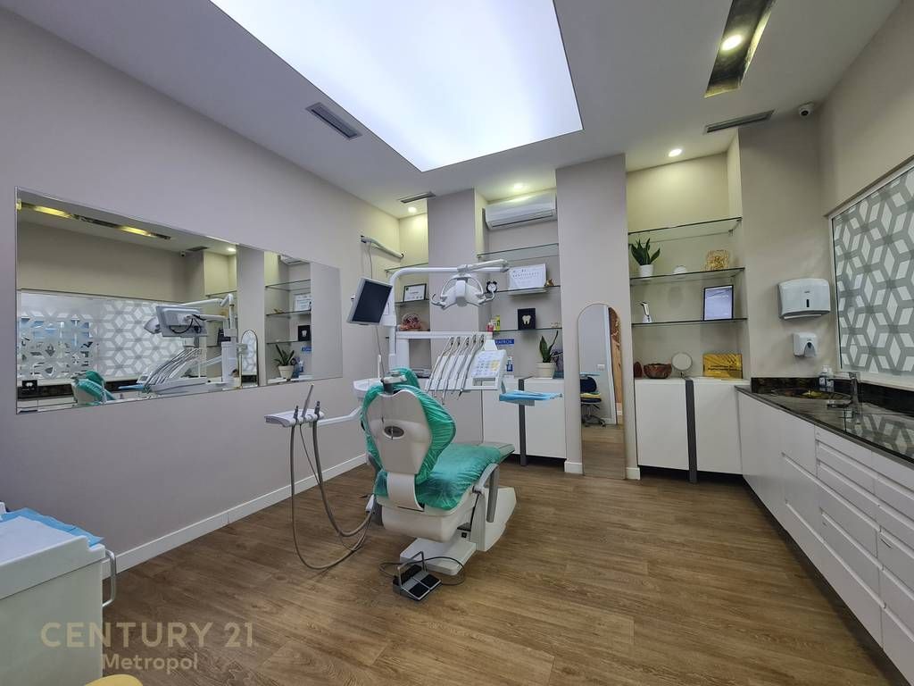 JEPET ME QIRA AMBIENT KOMERCIAL TEK KOMUNA E PARISIT