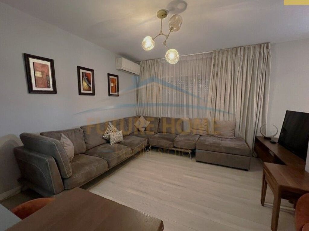 Shitet, Apartament 2+1+2, ish Parku i Autobuzave,Tiranë