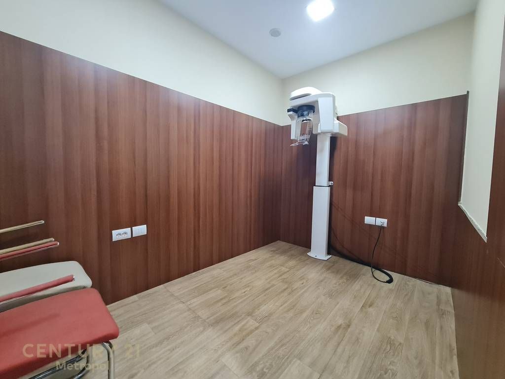 JEPET ME QIRA AMBIENT KOMERCIAL TEK KOMUNA E PARISIT