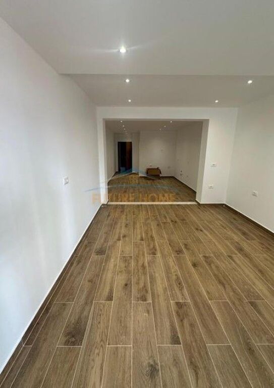 Qera, Ambient biznesi per zyra, Stacioni i Trenit, Tirane.