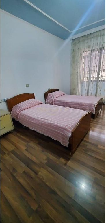 Shitet apartament 3+1+2 në zonën e Selitës, tek Rruga “Rrapo Hekali”.