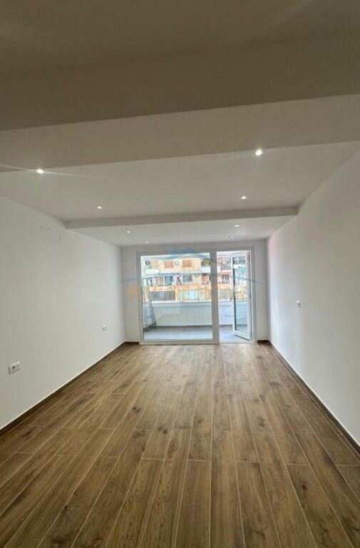 Qera, Ambient biznesi per zyra, Stacioni i Trenit, Tirane.