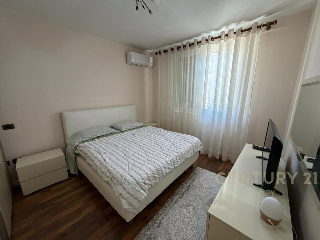JEPET APARTAMENT 3+1+2 ME QERA NE VOLLGA , DURRES !