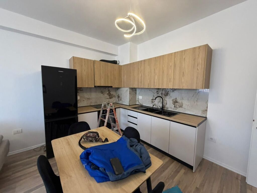 🏡 Jepet me qira 1+1 + 🅿️ –  📍Astir, Kompleksi Urban Gate💶 53,000 lekë/muaj