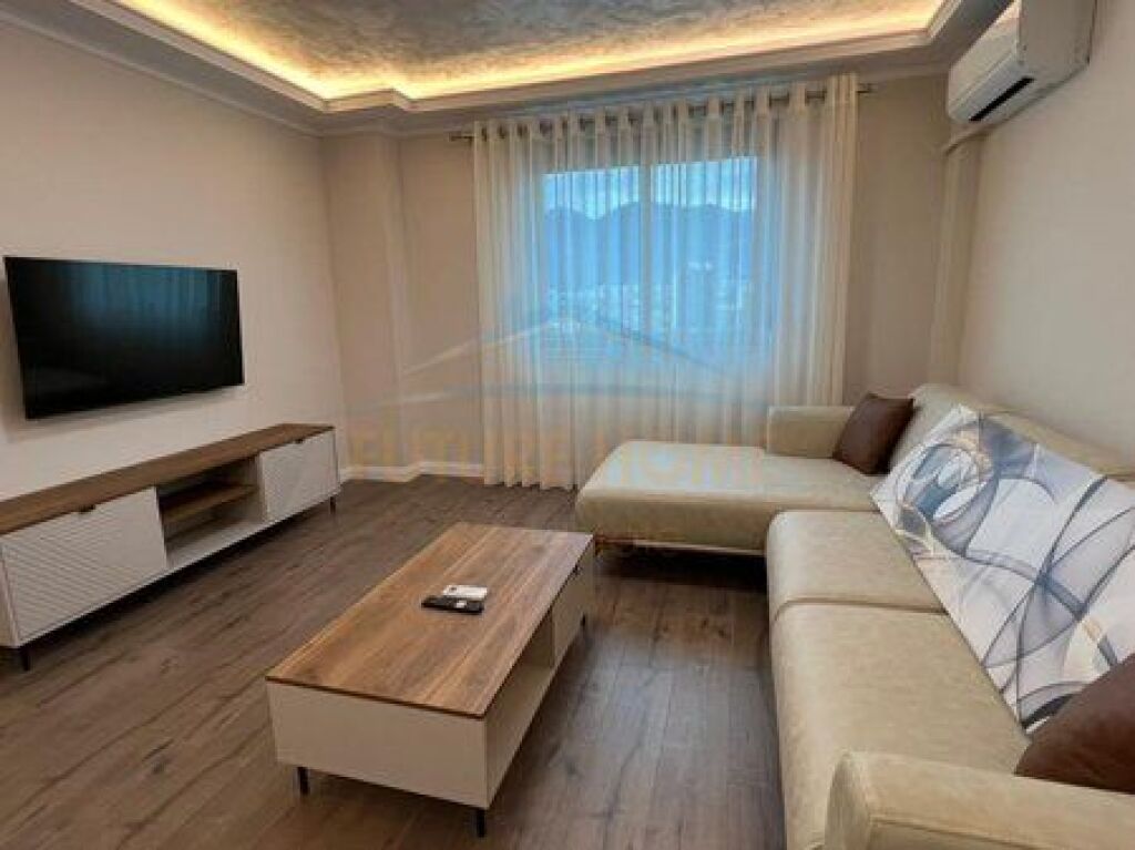 Shitet, Apartament 2+1+2, Stacioni i Trenit, Tiranë