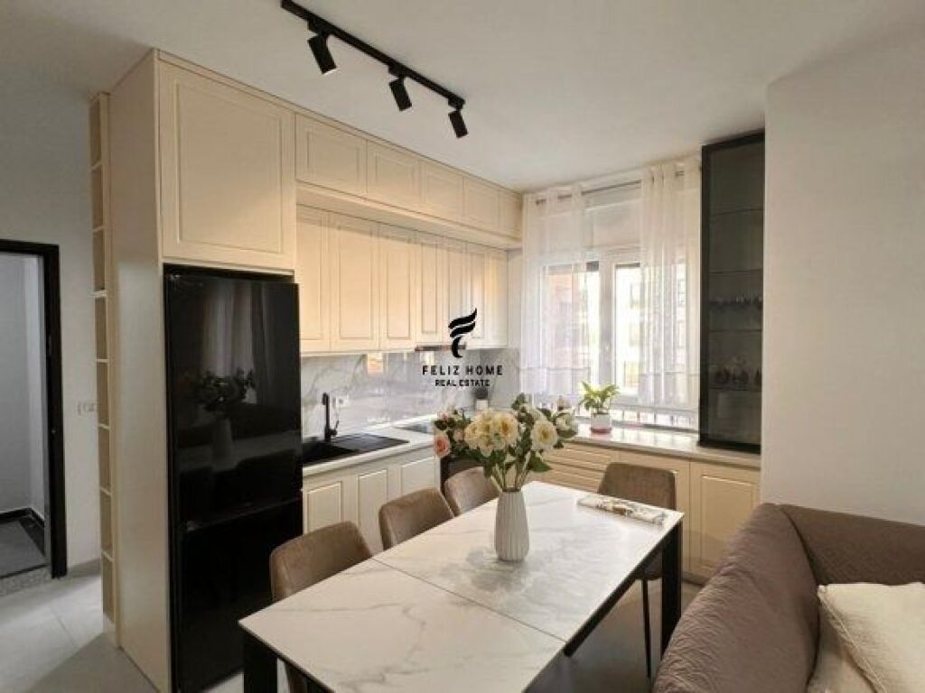 APARTAMENT ME QERA 2+1+2 PAZARI I RI 1.000 EURO FH-67779