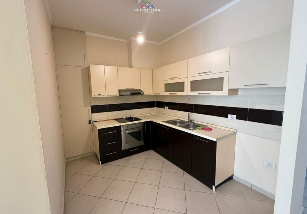 Apartament Ne Shitje 1+1 Tek Komuna e Parisit (ID B110563) Tirane