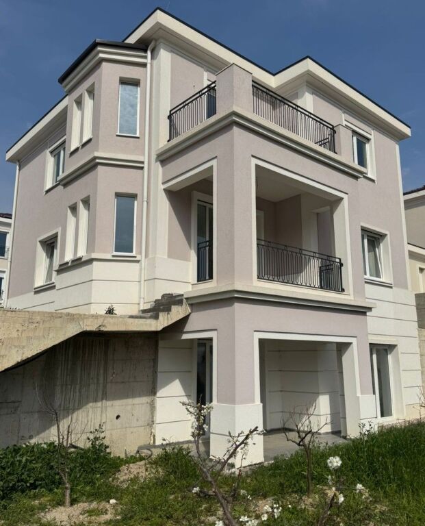 🏡 VILË LUKSOZE 3-KATËSHE – COLLINA VERDE, PRANË TEG ✨