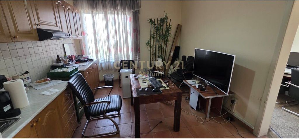 AMBIENT PER ZYRA ME QERA TEK RRUGA E ELBASANIT