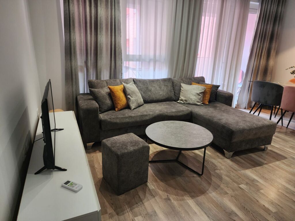 Apartament 1+1 me qera Kompleksi Mangalem ! 400 Euro !