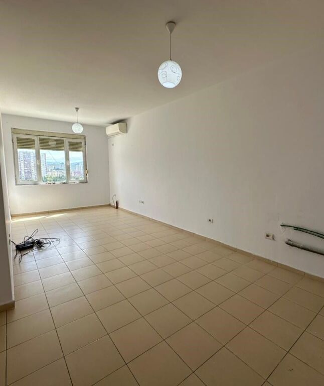 Shitet Apartament 2+1, Kthesa Kamzes
