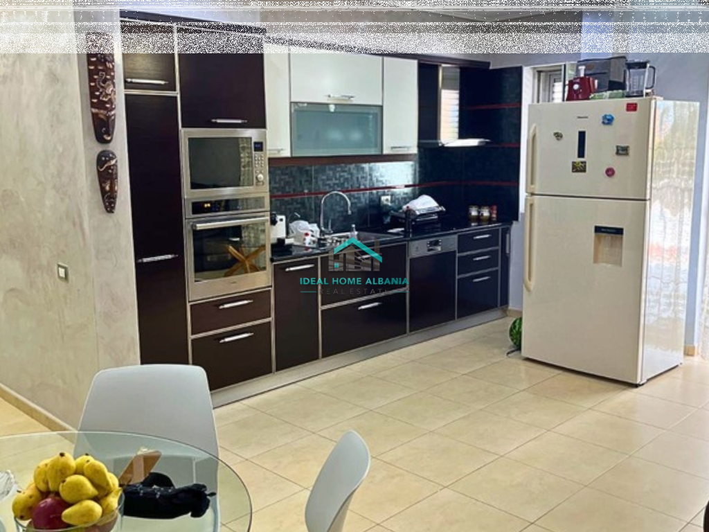 APARTAMENT 2+1 ME QERA – LUNGOMARE, VLORË