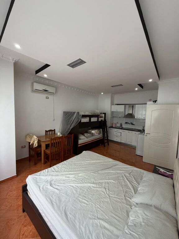 Jepet me qira garsoniere Yzberisht