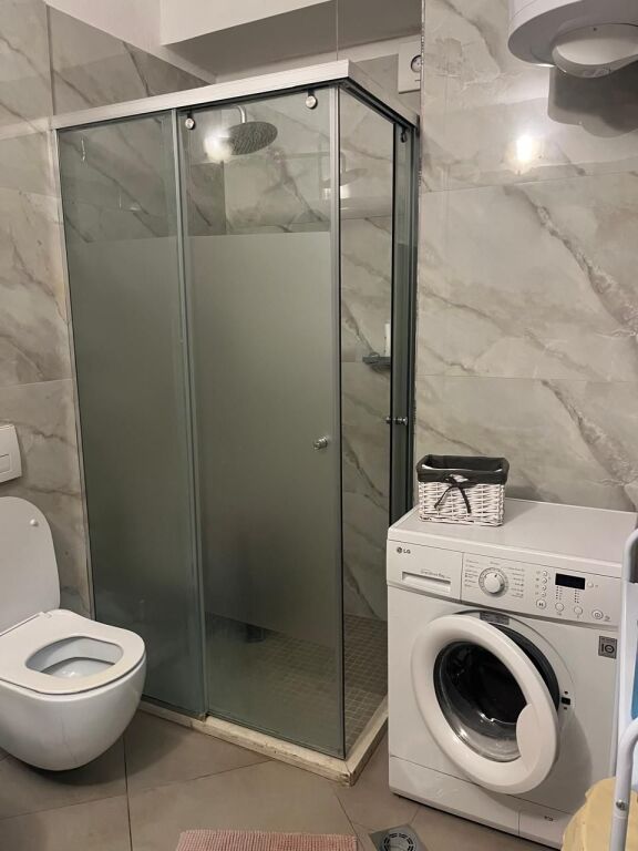 🏡 Jepet me qira 2+1 – 📍 Përballë Klinikës At Luigji Monti, Rr. e Kavajës💶 700 €/muaj