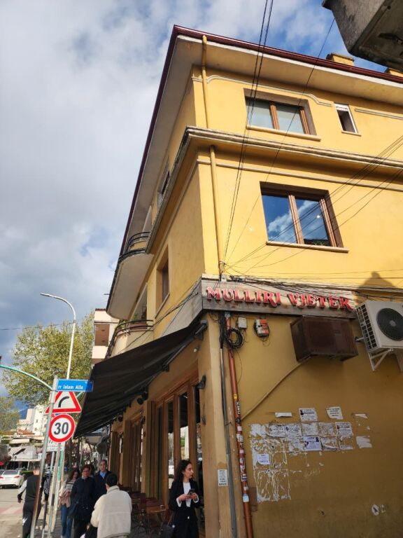 🤩Shitet : 2+1+2🚾 &amp; Ballkon Gjigand!! 📍( Myslym Shyri - Mulliri Vjetër/Rr. Islam Alla) 400m nga Sheshi Skëndërbe 122m², Kati 4, Orientim Lindje, Çmimi 297.000€ ✨️