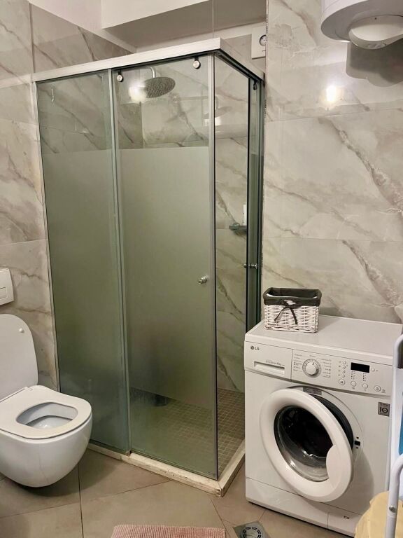 📣 QERA Apartament 2+1 Me 2 Tualete 📍Rruga e "Kavajes", Prane Kishes ✨