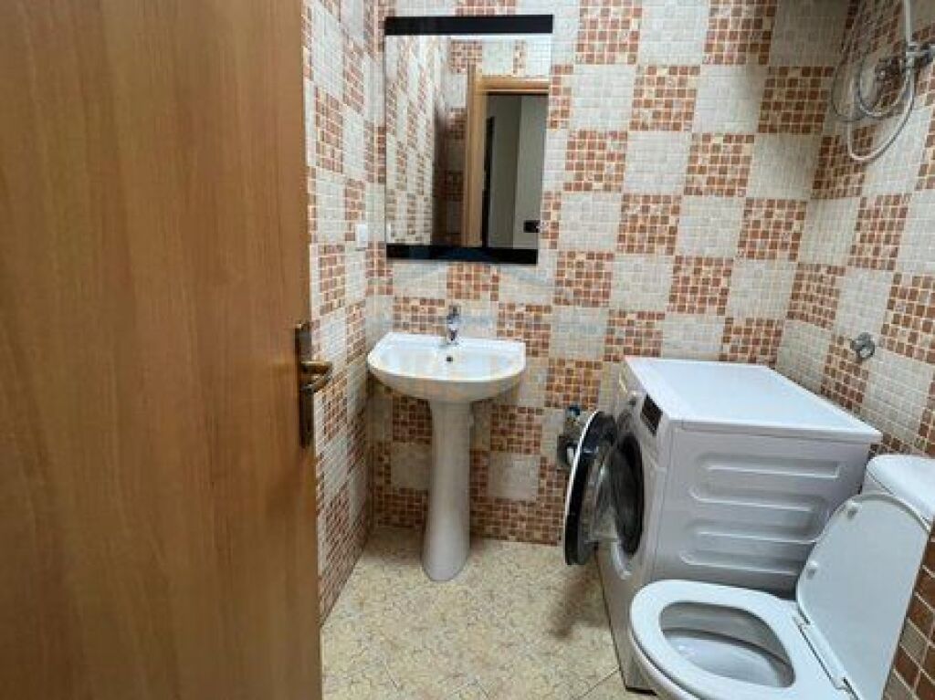 Shitet, Apartament 2+1+2, Stacioni i Trenit, Tiranë