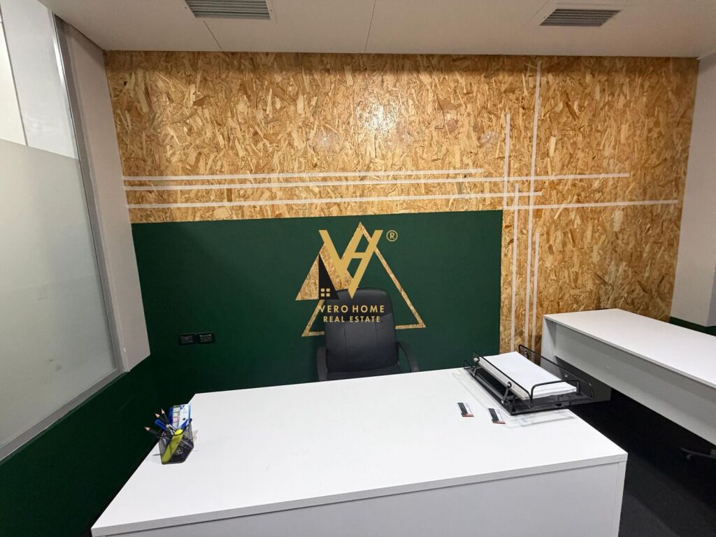 LOCALE UFFICIO CONDIVISO IN AFFITTO A MYSLYM SHYRI 20.000 LEKE