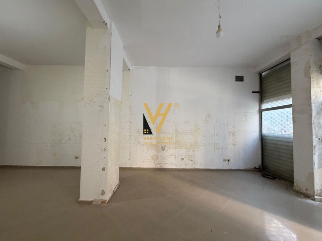 LOCALE COMMERCIALE 150 M2 IN AFFITTO PRESSO L'EX ALPHA BANK, ASTIR 85.000 LEKE