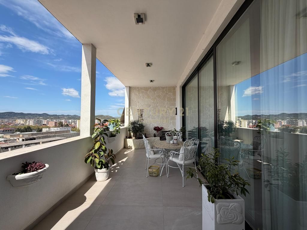 Shitet apartament 3+1 me parkim në Golden Park 3.