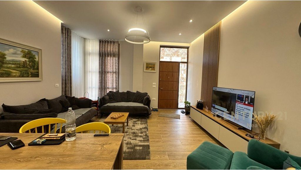 Apartament 2+1+2 me qira tek Kopshti Botanik! 800 € /Muaj