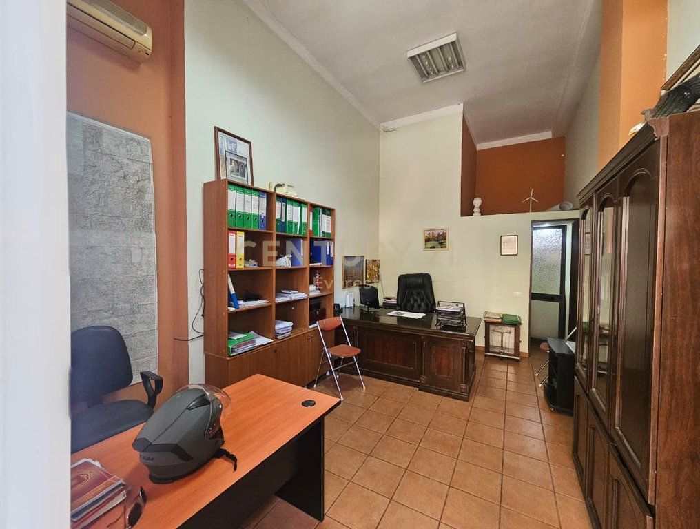 STRADA DI DURAZZO, VENDIAMO UN NEGOZIO ADATTO A ESSERE TRASFORMATO IN APPARTAMENTO