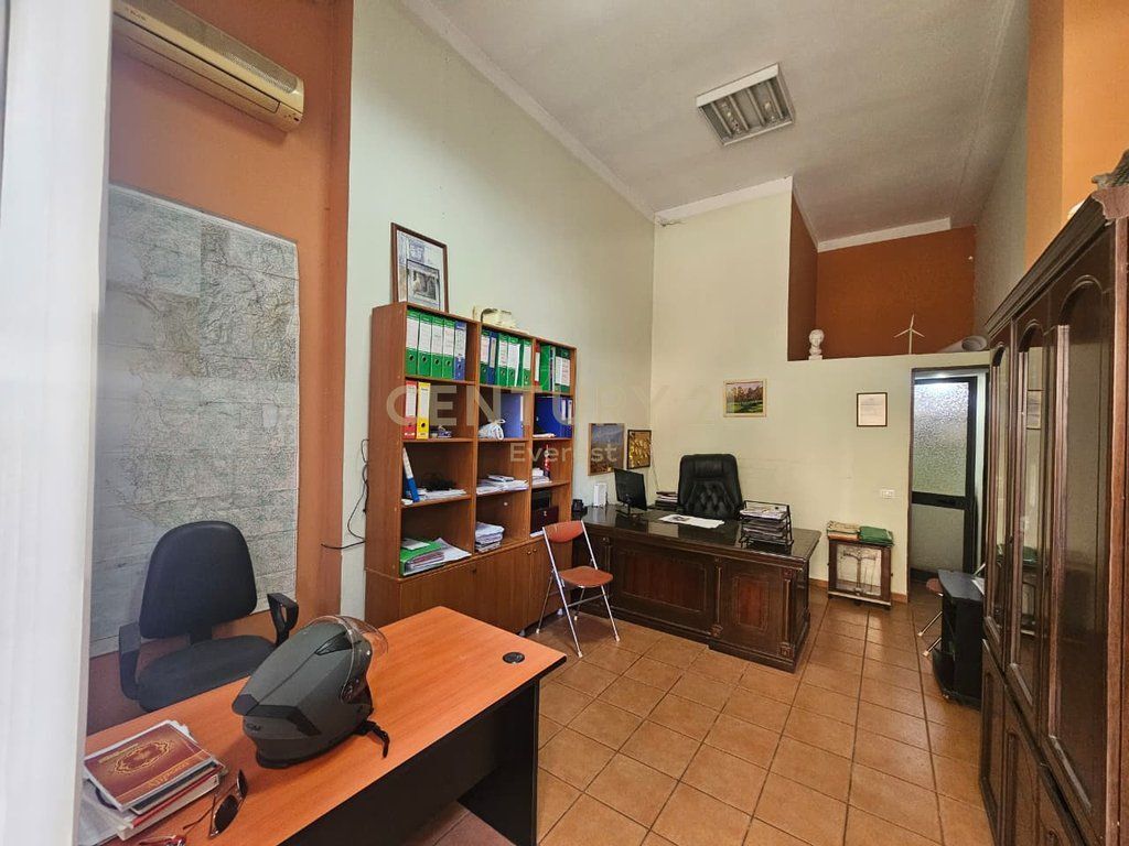 STRADA DI DURAZZO, VENDIAMO UN NEGOZIO ADATTO A ESSERE TRASFORMATO IN APPARTAMENTO