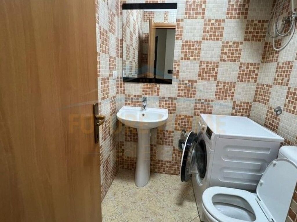 Shitet, Apartament 2+1+2, Stacioni i Trenit, Tiranë